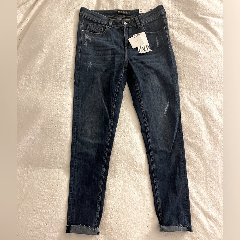 NEW with tags! Zara Mid Rise Skinny Jeans. Size 40 / US 8. Cutest crystal button